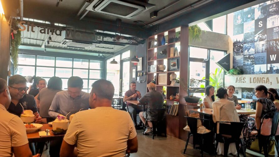 อาหารไทยและอาหารตะวันตก! คาเฟ่และบาร์สุดเก๋ “sit and wonder” ที่ทองหล่อ