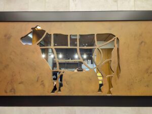 銀座堂-牛のオブジェ