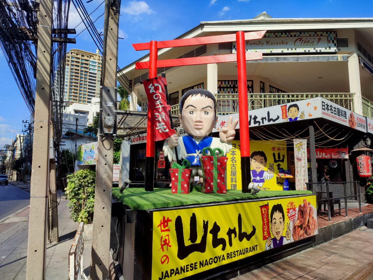 世界の山ちゃん-赤い鳥居と山ちゃん像