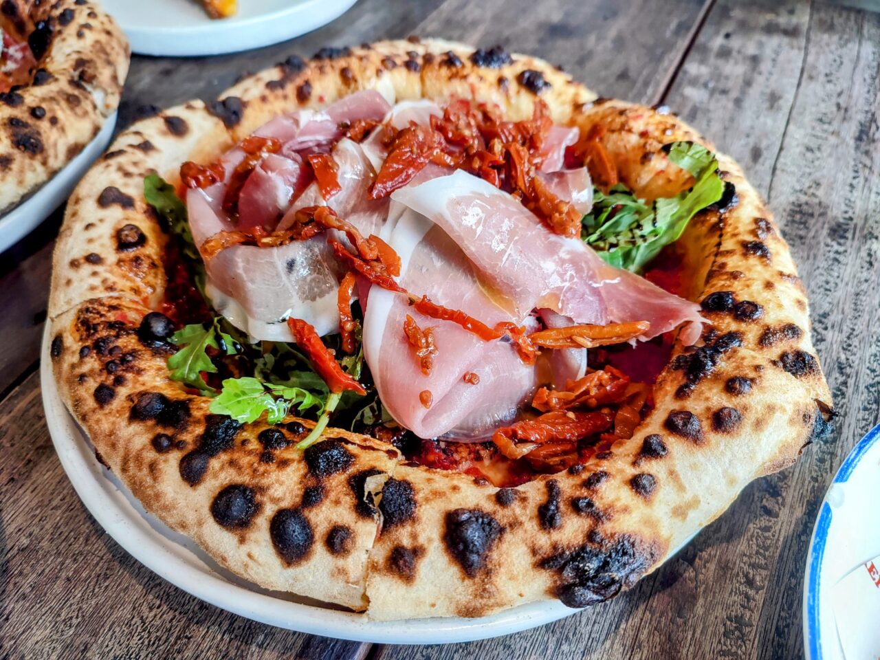 Kenny'sBKK-プロシュートとルッコラのピザ