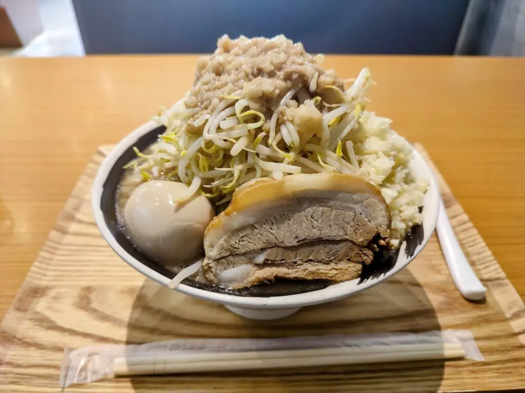 本格二郎系ラーメン！まぜそばコスパよし！「麺屋 NARUTO」@トンロー