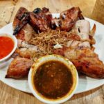 ร้านอาหารไก่ย่างชื่อดัง “ร้านอาหาร สบายใจ” ที่เอกมัย เป็นร้านที่ปรากฏอยู่ในคู่มือท่องเที่ยวอยู่บ่อยครั้ง!