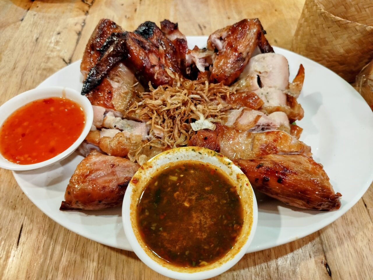 ร้านอาหารไก่ย่างชื่อดัง “ร้านอาหาร สบายใจ” ที่เอกมัย เป็นร้านที่ปรากฏอยู่ในคู่มือท่องเที่ยวอยู่บ่อยครั้ง!