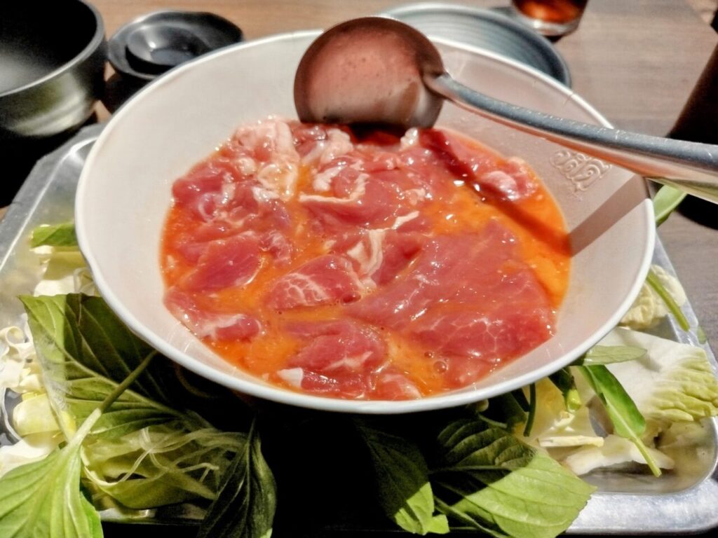 ノンカーイチムチュム-豚肉に溶き卵を絡める