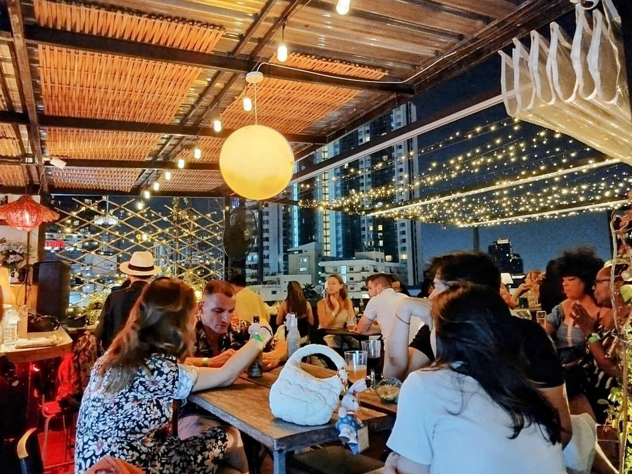 格安&ハッピーアワー！雰囲気良し！「Tt Rooftop Bar x Cafe」@トンロー