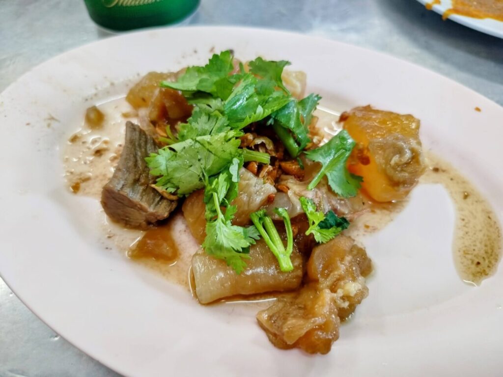 ホルモン大量!タイ式火鍋専門店「ヘンチュンセン」@クロントゥーイ市場