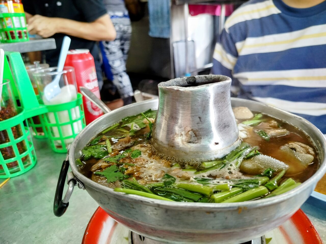 ホルモン大量!タイ式火鍋専門店「ヘンチュンセン」@クロントゥーイ市場