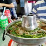 เครื่องในเสิร์ฟมาเยอะมาก! ร้านหม้อไฟสไตล์ไทย “เฮ้งชุนเส็ง/ Heng Chun Seng” ที่ตลาดคลองเตย