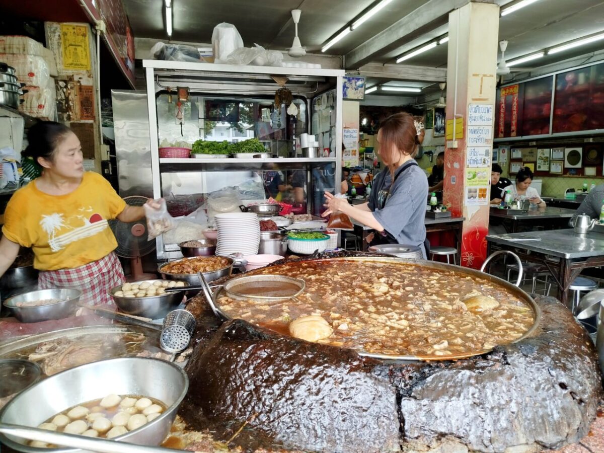 ワッタナーパーニット-店頭の大きな鉄鍋