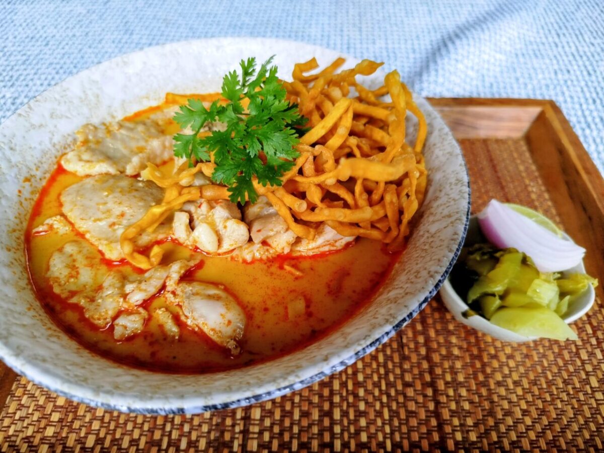 ムアイカオソーイ-鶏＋豚カオソーイ