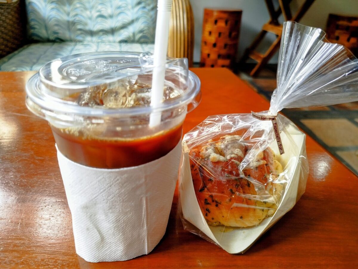 ลาเต้เย็นและขนมปังมานูล