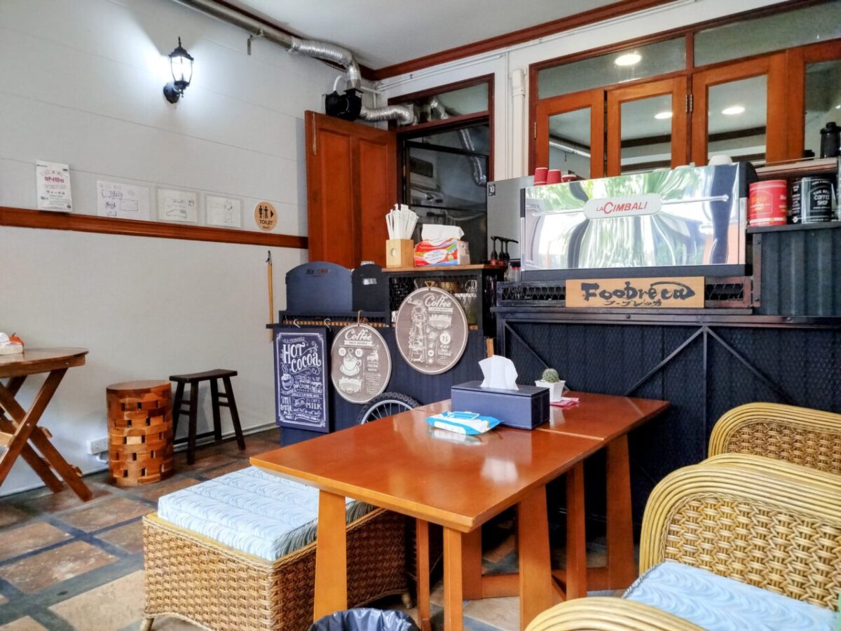 โต๊ะและเก้าอี้ภายในร้าน